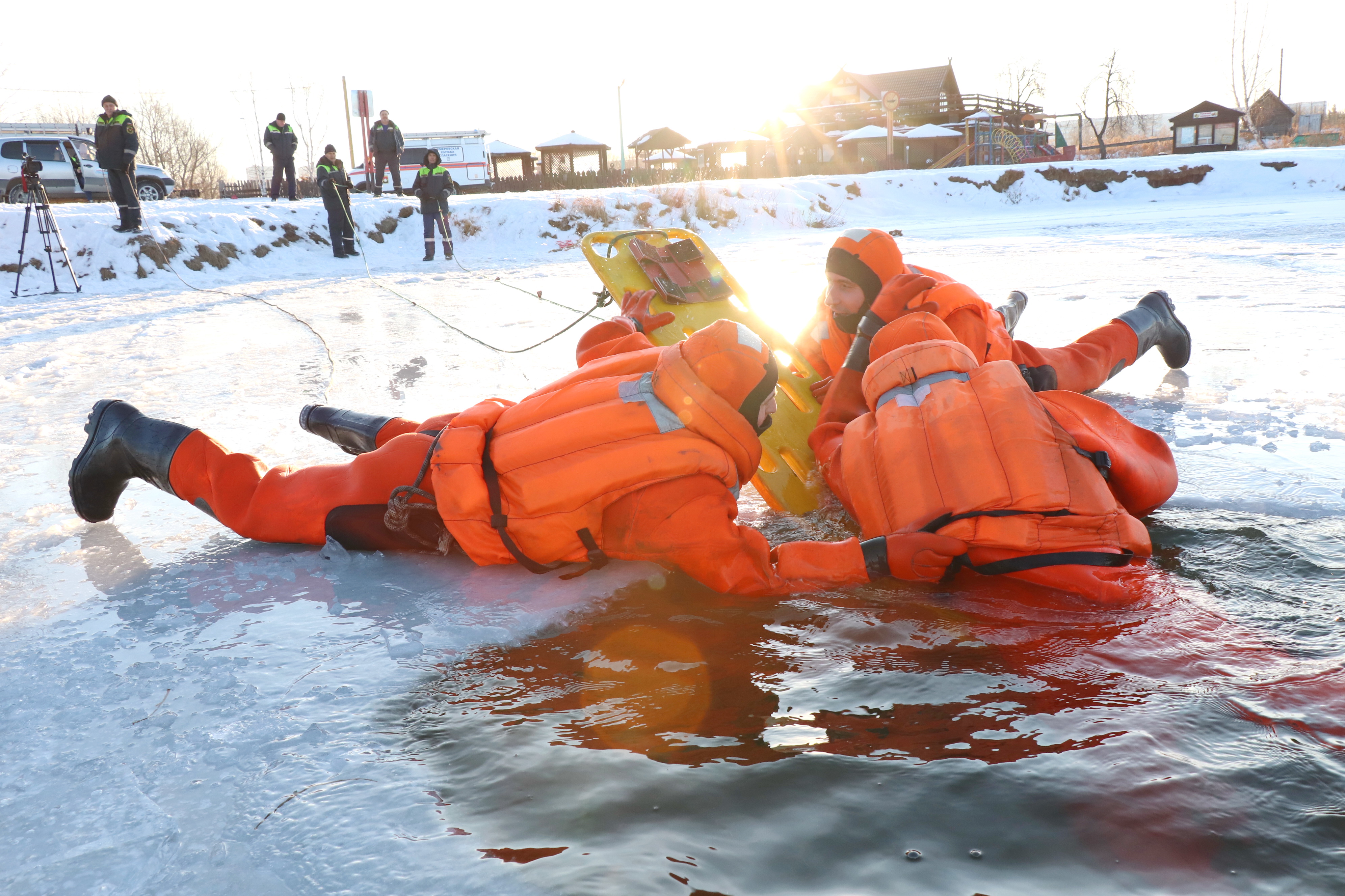 Спасение человека провалившегося под лед. Тренировка спасателей на воде. МЧС спасают людей на воде. Спасатели на воде зимой.