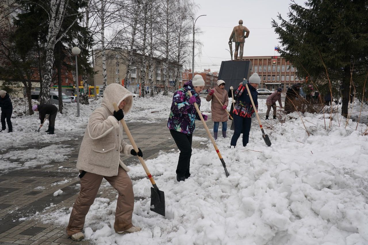 Прогноз сегодня кемерово. Школьники убирают снег. Субботник в Советском районе. Массовый субботник. Субботник снег.