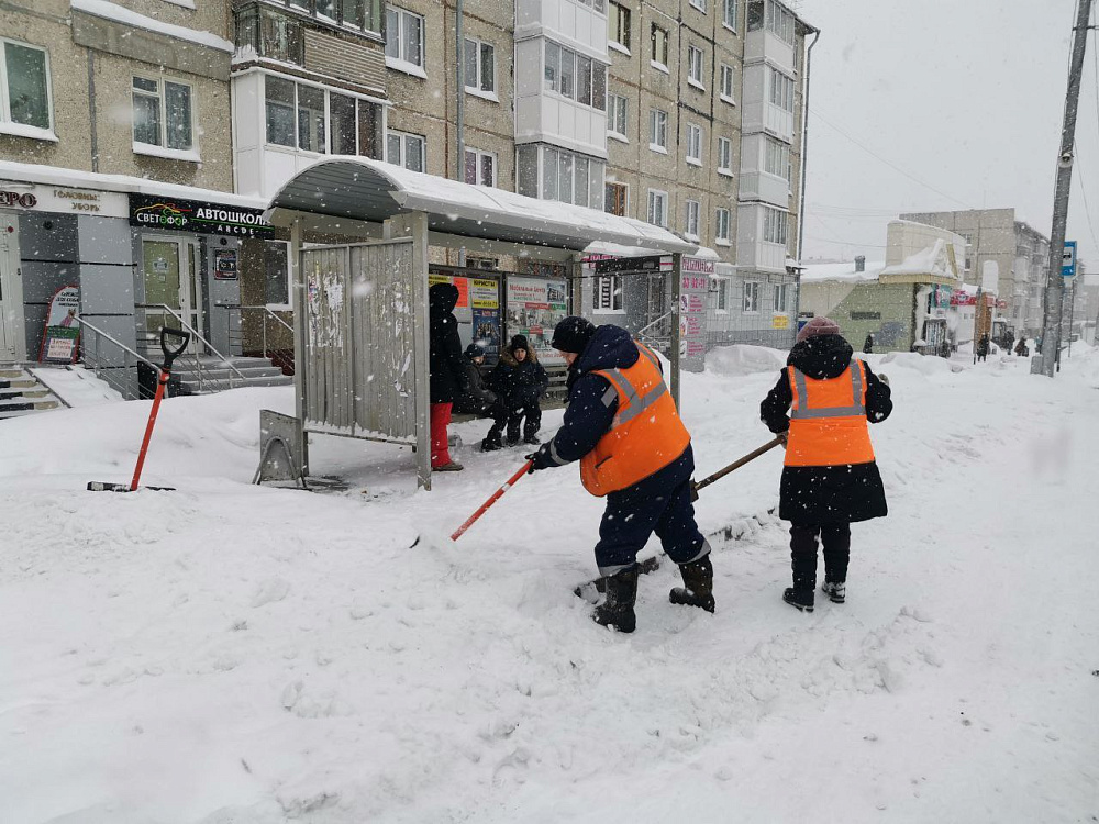 23 декабря рабочий. Снегопад в городе. Кемерово снег. Уборка снега Кемерово. Дорожник.